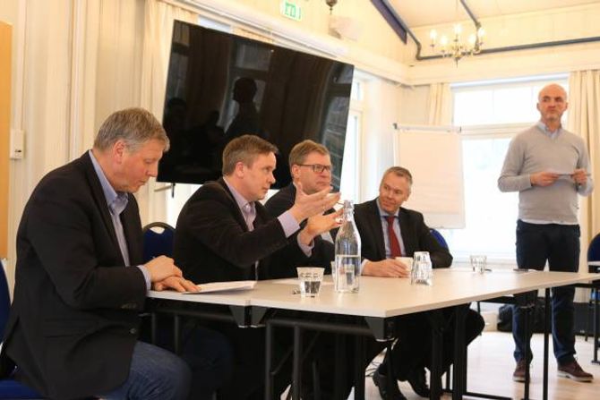 PANELET: Fylkesdirektør for næring og kultur, Jan Heggheim (f.v.), næringssjef Inge Håvard Aarskog og ordførar Noralv Distad i Aurland, pluss Atle Hovi, administrerande direktør ved Beitostølen Resort, var panelet – næringssjef i Gloppen, Knut Roger Nesdal (ståande) debattleiar.