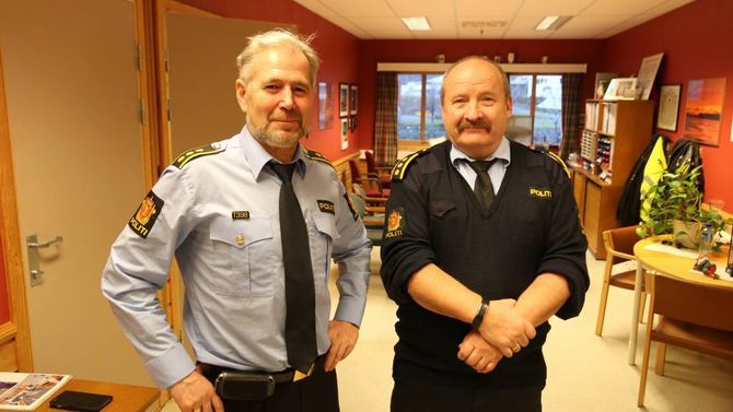 SMUGLARSAK: Ei større smuglarsak blir rulla opp i Årdal og Lærdal kunne regionlensmann Arne Johannessen (t.v.) og Lensmann Magne Knudsen fortelja rett før jul.