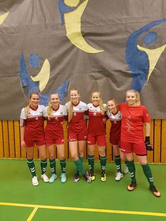 VINNARAR: Single Greens sigrande utav det på damesida - dei slo fjorårets vinnarar Power Puff Girls i finalen.