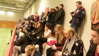 MYKJE FOLK: Tribuna var fyllt opp under grendacupen.