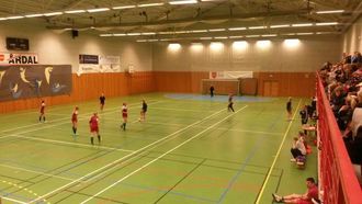 REKORDMANGE LAG: Femten lag stilte i årets cup - her er Single Greens i ferd med å ta ein overtydande siger.