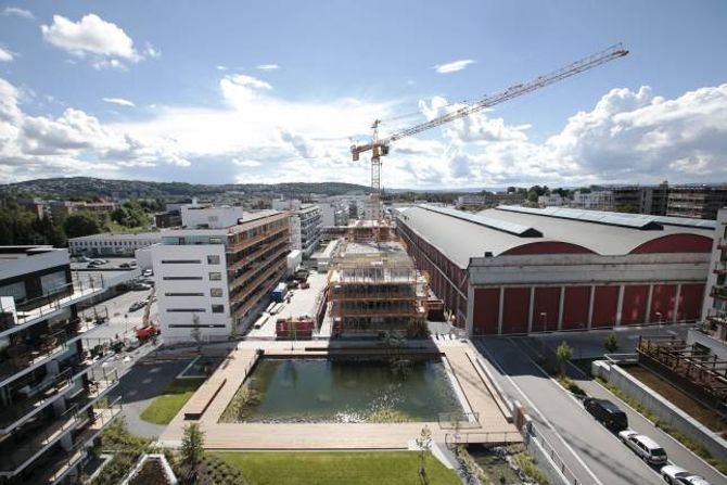 BYGGING: Det blir bygd mange bustader i Oslo, som her på Ensjø. Men det blir førebels ikkje bygd mange nok bustader til å dekke etterspørselen, ifølgje Terje Halvorsen i DNB Eiendom.