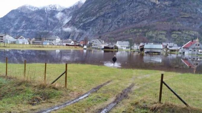 MYKJE VATN: Som ein kan sjå av biletet var det store vassmengder på marka ved bustadene.