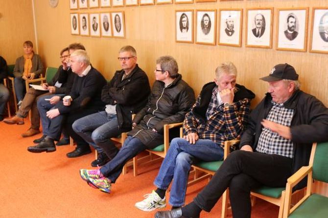 TILHØYRARAR: Mange hadde funne vegen til kommunestyresalen denne torsdagen.