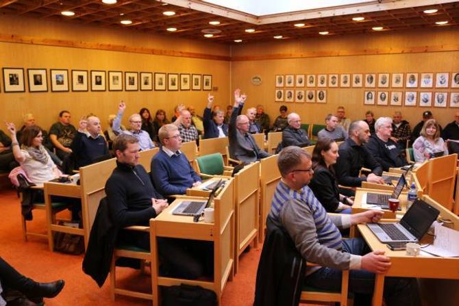 TI-SJU: Sp og Høgre sine til saman ti stemmer mot Ap, SV og Venstre sine sju førte til at vedtaket frå Formannskapet vart ståande, berre at det vart presisert at pengar til utgreiingsarbeidet vidare skal takast frå Næringsfondet, og at dette skal godkjennast av formannskapet.