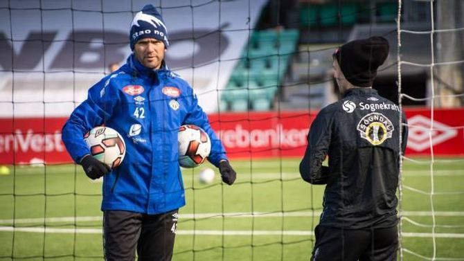 FORSIKTIG OPTIMIST: Trenar Eirik Bakke trur Sogndal skal bite frå seg i år òg, men håpar på hjelp frå ein god start og at stopparparet Psychè og Utvik held seg skadefrie.