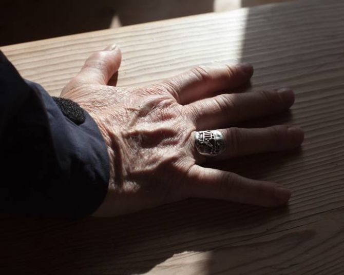 Ei helleristning av rein pryder ringen til Rigmor.