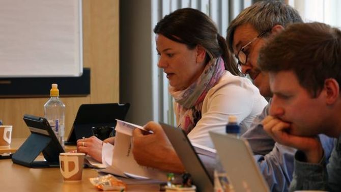 UTSETTE: Eit samrøystes kommunestyre gjekk inn for framlegget frå Arbeidarpartiet og Senterpartiet om å utsetje og bruke meir tid på å leggje ein plan for korleis framtidas omsorgsteneste skal strukturerast. Her Marie Helene Hollevik Brandsdal (Ap), Erling Offerdal (Sp) og Thomas Norheim Moen (Sp).