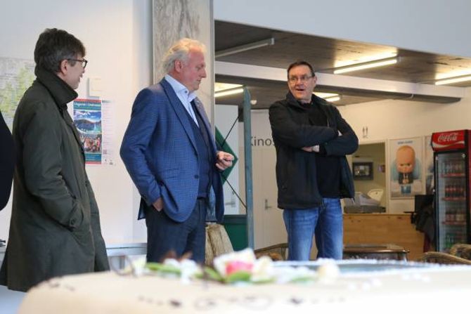 MANGE Å TAKKA: Lokalhistorikar Kåre Hovland (t.h.) trekte fram innsatsen som er gjort av mange i nesten femti år for å løfta opp Kongevegen til det den har vorte. Her med ordførar Jan Geir Solheim og rådmann Alf Olsen jr. under markeringa etter offentleggjeringa av prisen.