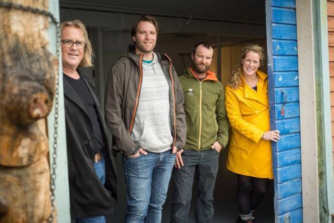NYKOMPONERT STJERNELAG: Den nye drivaren (nummer to frå venstre) får ei stor gruppe av engasjerte eigarar i ryggen, her illustrert ved (f.v): omdømleiar Rasmus Mo i Sogndal Fotball, Sander Buene og Sigrid Henjum i Sogndal Lodge & Guiding.