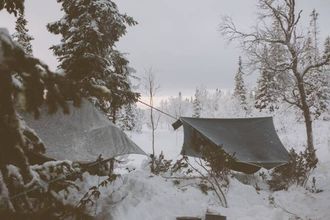 VINTERKOS: Med liggjeunderlag og tak over hengekøya er vinter og snø inga hindring.