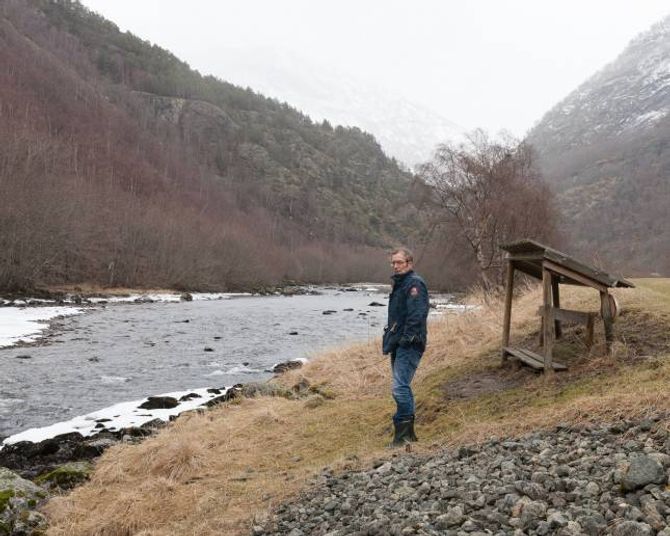 Lasse Sælthun ved ein av mange hølar langs Lærdalselva.