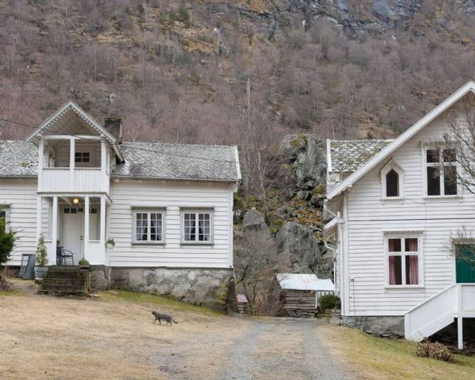 Huset til høgre vart bygd som fiskarhus i 1922, medan det mindre huset til venstre var hovedhuset på garden. I dag er det motsett.