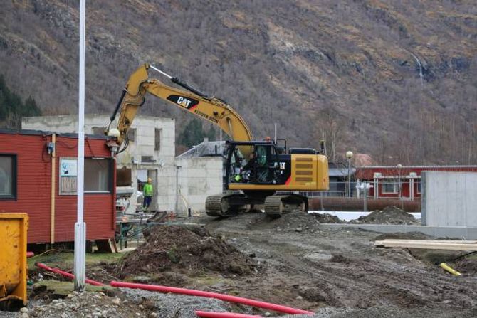 RIVING: Hovudentreprenør Kleiven Sogn har rive den gamle flyøen og starta grunnarbeidet der dei nye omsorgsbustadene skal koma.