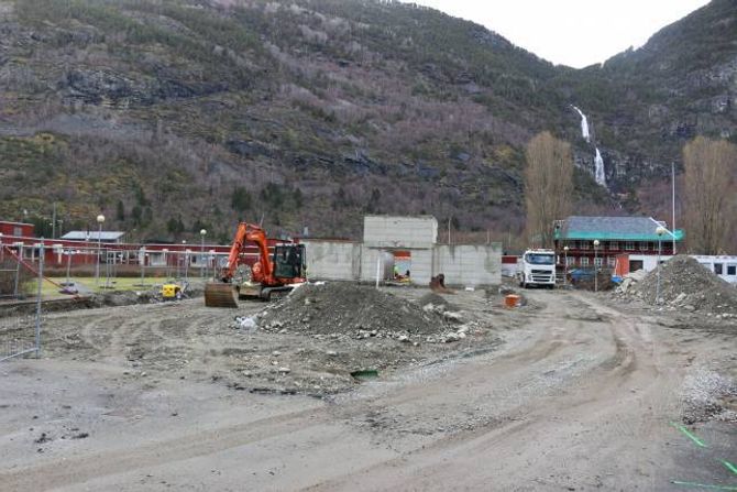 EITT ÅR: I mars-april vil fløyen med omsorgsbustadene ligggja klar her.