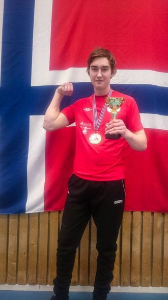 IMPONERANDE DEBUT: Erik Trulssen (16) frå Lærdal fekk både gull og sølv i sitt første NM.