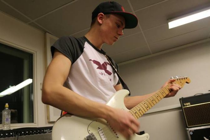 KVELDSØVING: Jonas Henjum såg føre seg at det ville bli ein del kveldsøving før han og dei tre jentene skal i elden.