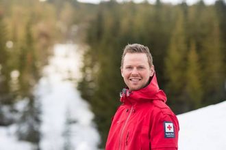 – NYT PÅSKEFJELLET: Kjetil Hilleren i Sogndal Røde Kors hjelpekorps oppmodar folk til å kose seg i påskefjellet.