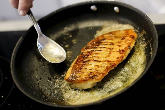 SPRØTT SKINN: Skinnet må steikast godt for å bli sprøtt tvers igjennom.