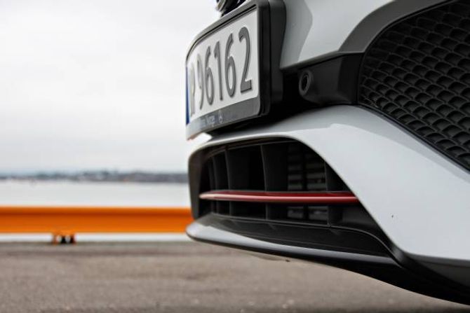 RAUDT: A250 Sport kjem med raude dekorelement og raude bremsekaliperar.