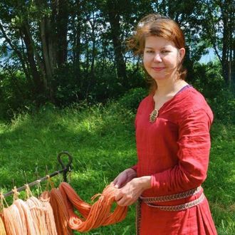 KRITISK: Ingrid Bø i Aurland er oppteken av å ta vare på dei historiske bygga på Otternes, og meiner kommunen ikkje tek nok ansvar for forfallet.