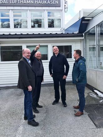 ER DET EIN FUGL? ER DET EIT FLY?: Fusjonskameratane Harald Offerdal, Jarle Aarvoll og Jon Håkon Odd fekk seg ein alvorsprat med samferdsleministeren under besøket.