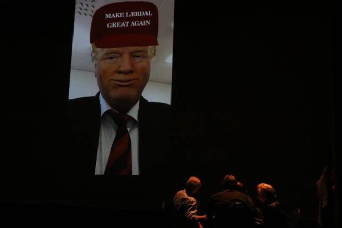 TØRRMURARLOSJEN: Den hemmelege losjen hadde med seg sjølvaste presidenten i USA i møtet. Han skulle gjere både Lærdal og Årdalstangen «great again» med Trump-tower både på Håbakken og i Seimsdalen.