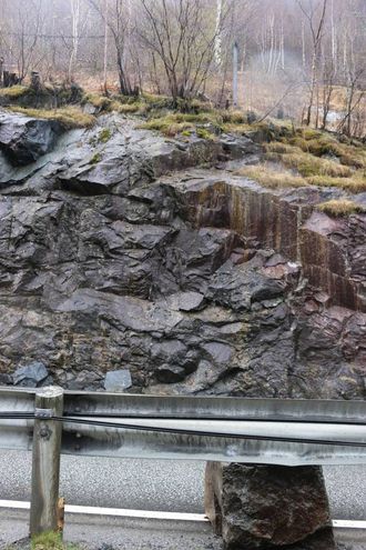 HER: Steinane kom ned her frå høgt oppi fjellsida, ifølgje trafikant på staden.