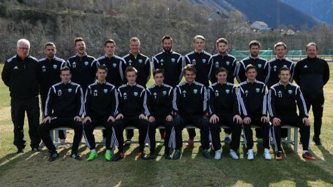 TROPPEN: Oppe frå venstre: Jan Kåre Stedje, Alex Mejo, Christian Stedje, Terje Kvam Øvstetun, Kjetil Karlsen, Andreas Natvik, Sander Øvstetun, Marius Loftheim, Johnny Aspeseter Hagen, Vegard Aafedt Bukve, Ivan Øy. Nede frå venstre: Brede Stedje Ylvisåker, Joachim Furset, Simen Mannsverk, Nicolai Laberg, Sivert Larsson, Anders Lereng, Ole Gunnar Kjødnes, Fredrik Sørli.