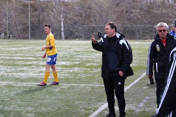 FRUSTRASJON: Enkle mål i mot og dårleg utteljing på sjansane gjorde heimelaget frustrerte. Her viser Ivan Øy sin frustrasjon over ei dommaravgjerdsle.