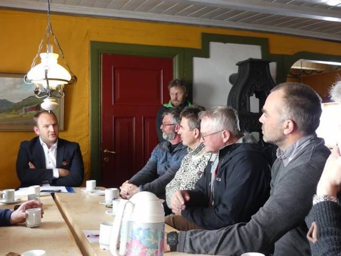 DIALOG: Dale i samtale med fleire av dei involverte interessene; f.h.: grunneigarane Stein Vidar Nemeth og Oddmund Einemo, styreleiar i Filefjell tamreinlag Knut H. Maristuen og grunneigar Anders Haugen.