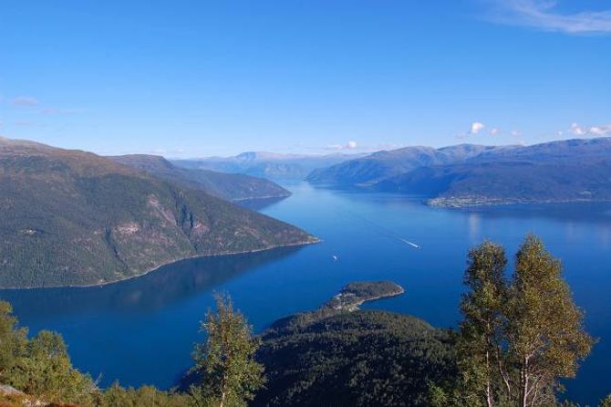 TRE FERJER: Ordførarane ønskjer seg tre ferjer heile året på trekantsambandet mellom Dragsvik, Hella og Vangsnes.