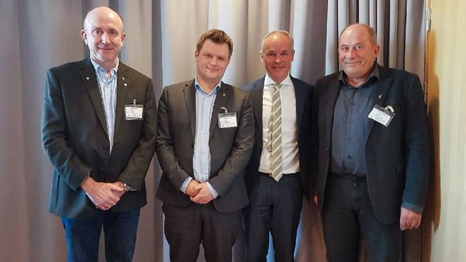 KRAV: Eit betra rutetilbod er berre eitt av fleire krav ordførarane har stilt til kommunalminister Jan Tore Sanner.
