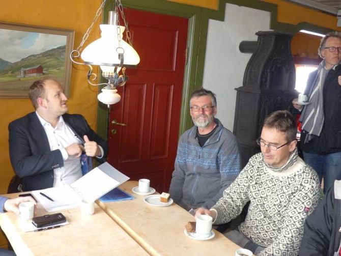 MØTE: I etterkant av synfaringa hadde Dale møte med dei ulike interessen; styreleiar i Filefjell tamreinlag Knut H. Maristuen (f.h.) ved sidan av grunneigar Anders Haugen.