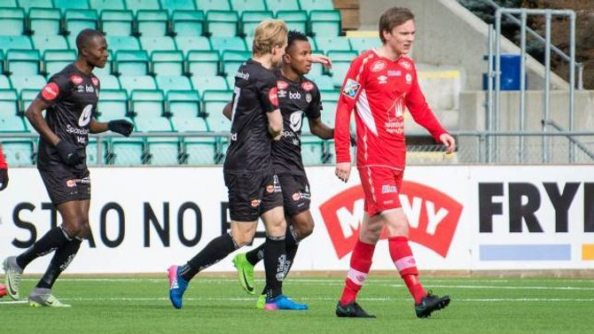 KANON: Chidiebere Nwakali fekk starte sentralt på midten og kvitterte med ei kanonscoring. Her blir han gratulert av Eirik Birkelund.