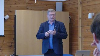 PLASS: Noralv Distad fortalde i si innleiing til seminaret om at det er god plass i Aurland - tilsynelatande, i alle fall