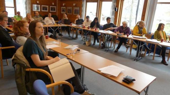 FORSAMLING: Både lokale og tilreisande arkitektar, utviklingsaktørar, studentar og kommunale planarbeidarar var til stades på minihusseminaret i Aurland.