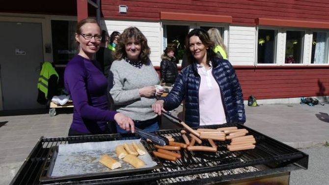 TVERRFAGLEG: Helsesøstrene Sari Kumpula og Marianne Øren grillar pølser saman med venskapsvekegruppeleiar og lærar Monica Hille. - Eit slikt arrangement er bra for tverrfagleg samarbeid, seier Kumpula.