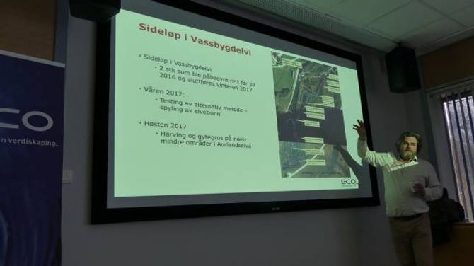 SIDELØP: Miljøkoordinator i E-CO Energi, Bjørn Otto Dønnum, forklarar kvifor sideløp er så viktig for fiskebestanden i ei elv.