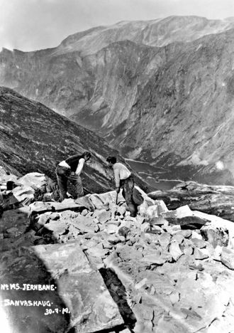 INDUSTRIBANE: Aurabanen var i drift frå 1919 til 1954, og blei bygd som ein del av utbygginga av Aura kraftverk. Traseen var på om lag ti kilometer og blei bygd av rallarar. Her ser du anleggsarbeidarar under bygginga av den øvre delen av bana i 1914.