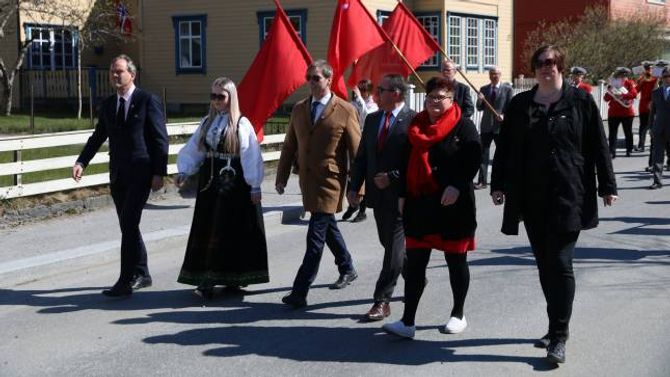 FREMST I TOGET: Nestleiaren gjekk fremst i toget saman med Nils Petter Støyva, Wegard Harsvik, Arild Ingar Lægreid, Siv Aspeseter og Hege Therese Olsen.