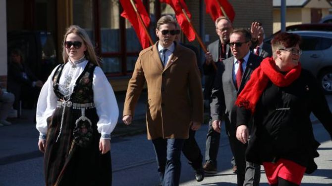 FRAMLEIS VIKTIG: Wegard Harsvik i LO meiner 1. mai framleis er ein viktig dag i Noreg og var glad for å feire dagen på ein stad der dagen framleis betyr mykje.