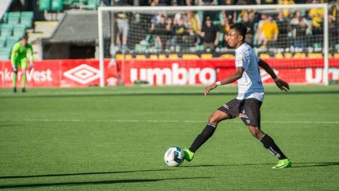 BALLFORDELAR: Midtbanespelar Chidiebere Nwakali var ein av spelarane som fekk skryt av trenar Eirik Bakke, trass tapet.
