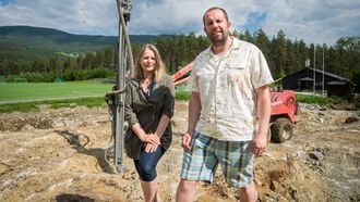 STADIG UTVIKLING: Heidi-Kathrin Osland og Bjarte Ramstad i Kaupanger idrettslag set stor pris på pengegåva.