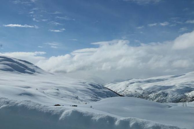 MEST OPPTEKNE AV NATUR: Turistane som reiser over Tindevegen bryr seg lite om at vegen er smal og kronglete. Det er naturen dei er her for å sjå på. Og det kan ein forstå.