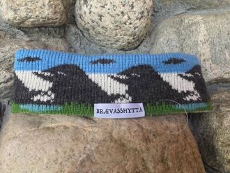 LOKALT: Gründeren bak Bjoddn panneband er oppvaksen ikkje langt frå Brævasshytta, og har panneband til sals i souvenirbutikken.