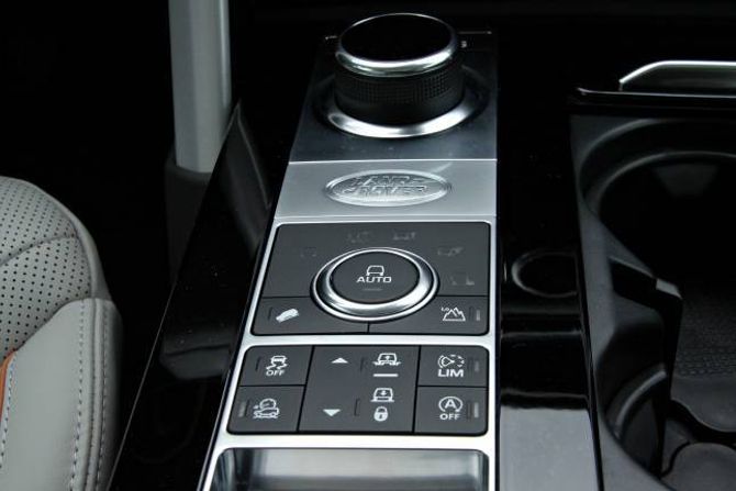 ENKLARE: Samanlikna med ein Range Rover er interiøret likt i utforming, men i enklare materialar.