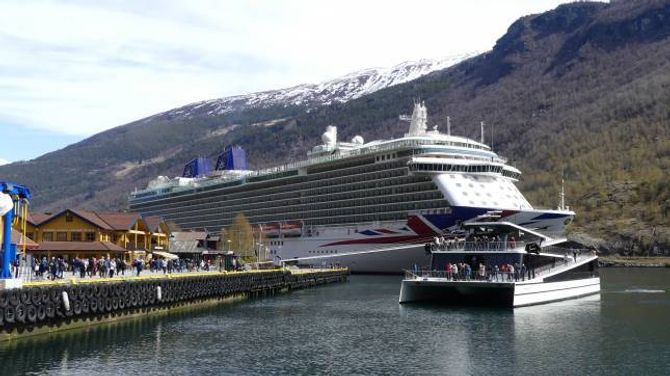 OPPSKRIFTA: Grøn teknologi, som hybridbåten "Fjordsyn" (her med cruiseskipet "Britannia" i bakgrunnen) er eit døme på og heilårsturisme i form av meir jamn straum av besøkjande gjennom årstidene er noko av oppskrifta på berekraftig reiseliv.