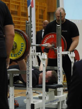 PERS PÅ PERS: I NM vart det pers i alle øvingar. I benken fekk han opp 162,5 kilo.