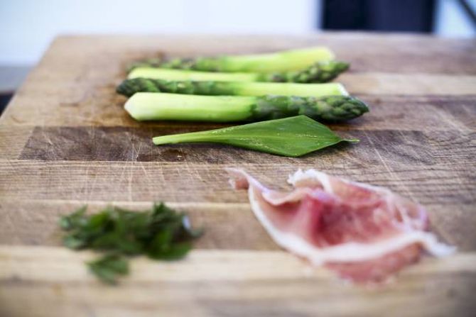 SKINKE PÅ BESØK: Skinke, og spesielt typen pata negra, er nydelig til grønnsakene, men ikke nødvendig dersom du vil lage en ren vegetarrett.